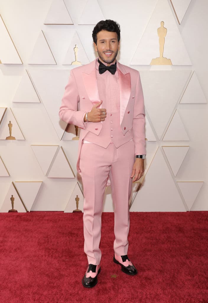 Sebastián Yatra, quien le puso el toque latino a la alfombra roja, lució un traje color rosa de tres piezas de la firma Moschino.