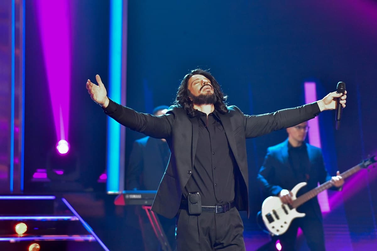 El intérprete salió al escenario como Marco Antonio Solís e interpretó el tema ‘Si no te hubieras ido’.
