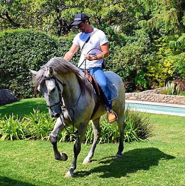 El hecho que haya llegado montado en un caballo a su boda con Yuridia es que uno de sus hobbies es cabalgar, además que disfruta viajar.