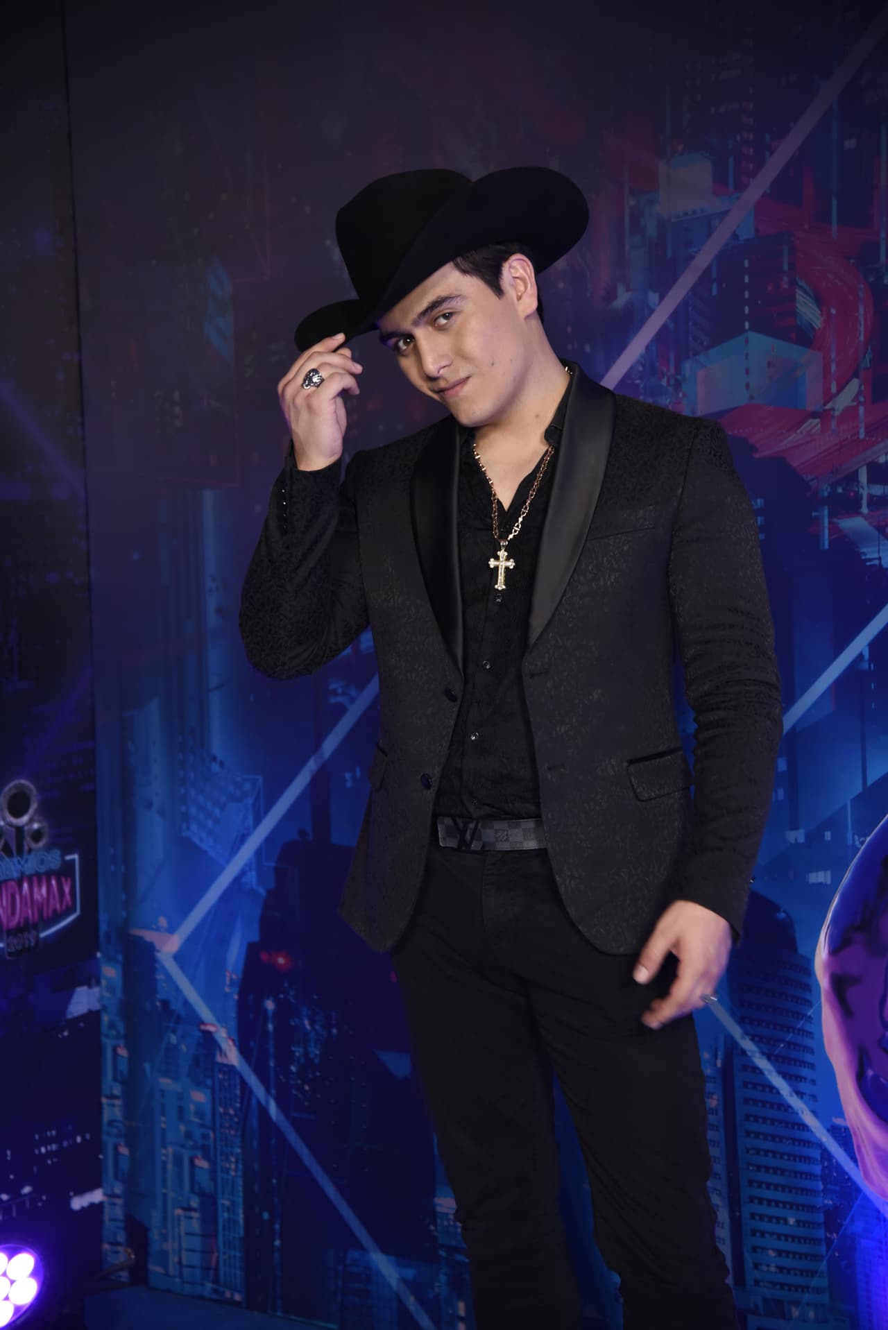 Julián Figueroa estuvo acompañando a su madre Maribel Guardia en los Premios Bandamax 2019.