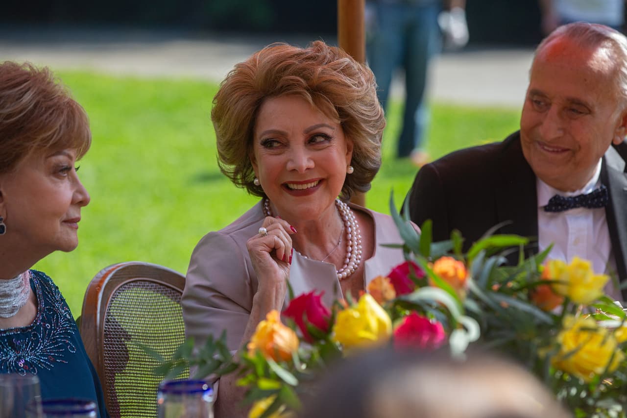 Durante la fiesta, 'Maty' (Jacqueline Andere) anunció que 'Jaimito' (Patricio Castillo) ya le compró su tan anhelada casa en la playa. ¡Una margarita para celebrar!