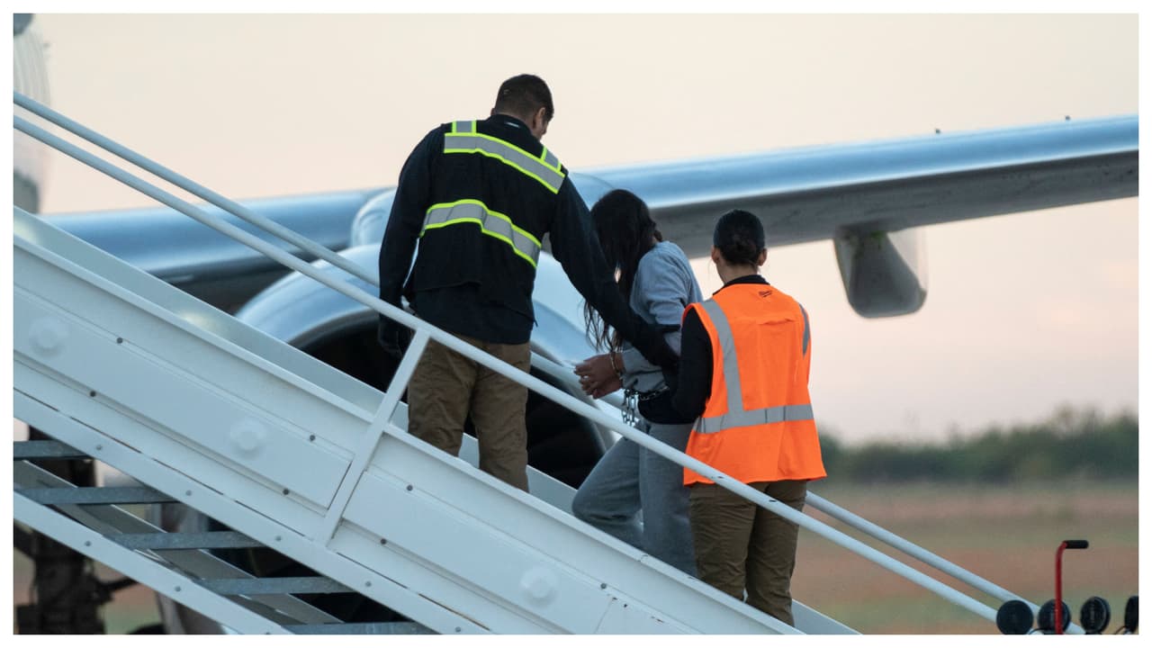 Cómo los migrantes que entraron a EEUU con parole humanitario pueden evitar la deportación 