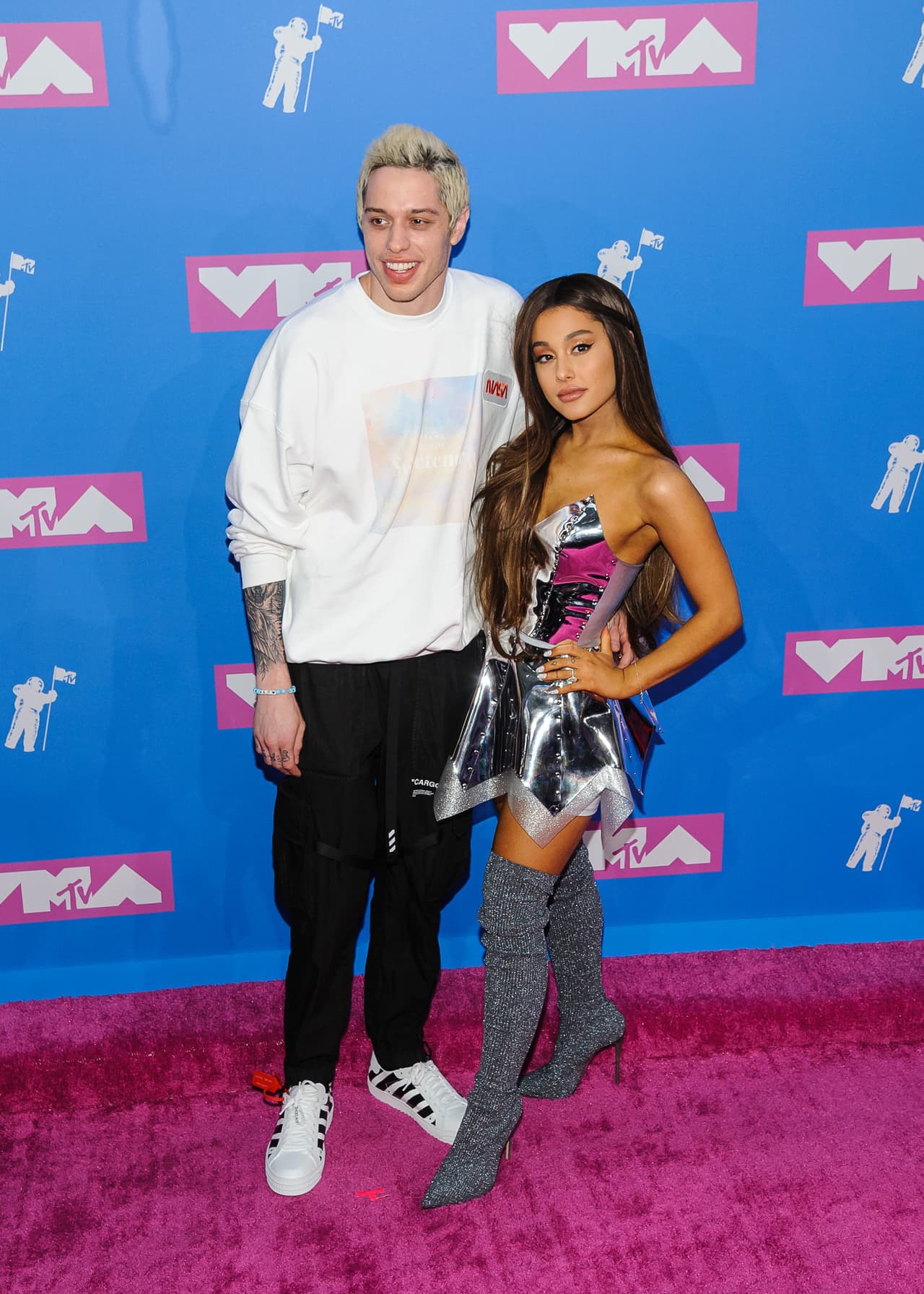 De la mano de su prometido, Ariana Grande lució un estrafalario atuendo y no se ganó un lugar en la lista de las mejor vestidas