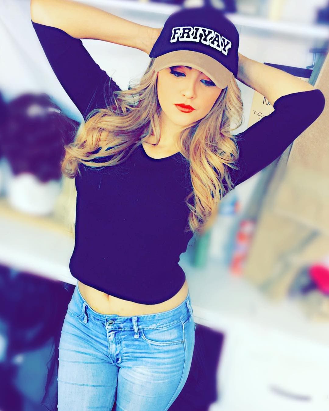En 2017, se convirtió en Chiquis Rivera, la hija de Jenni, en “Su nombre era Dolores, la Jenn que yo conocí”, bioserie de la Diva de la Banda, producida por Univision.