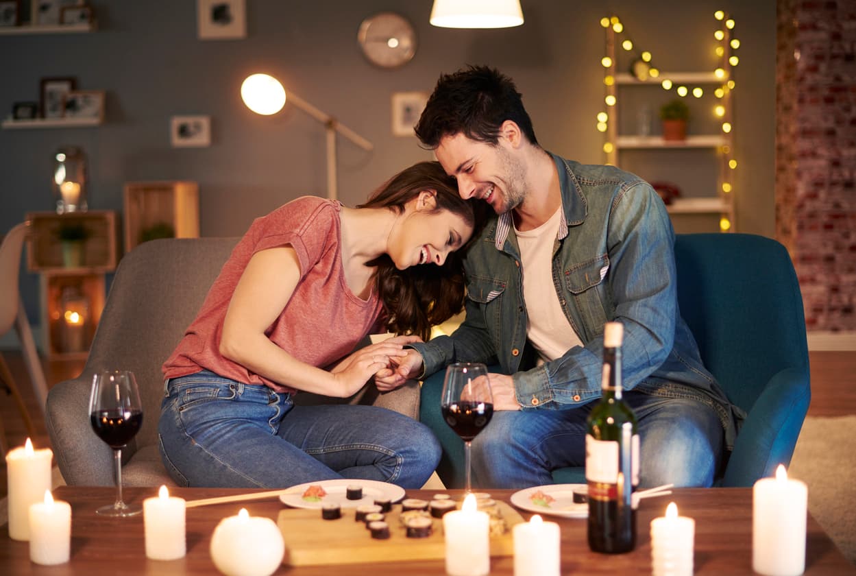 Tauro. Con los demás eres ruda, pero con tu pareja eres la más sentimental. Una cena a la luz de las velas es el momento indicado para expresar tus sentimientos más profundos.