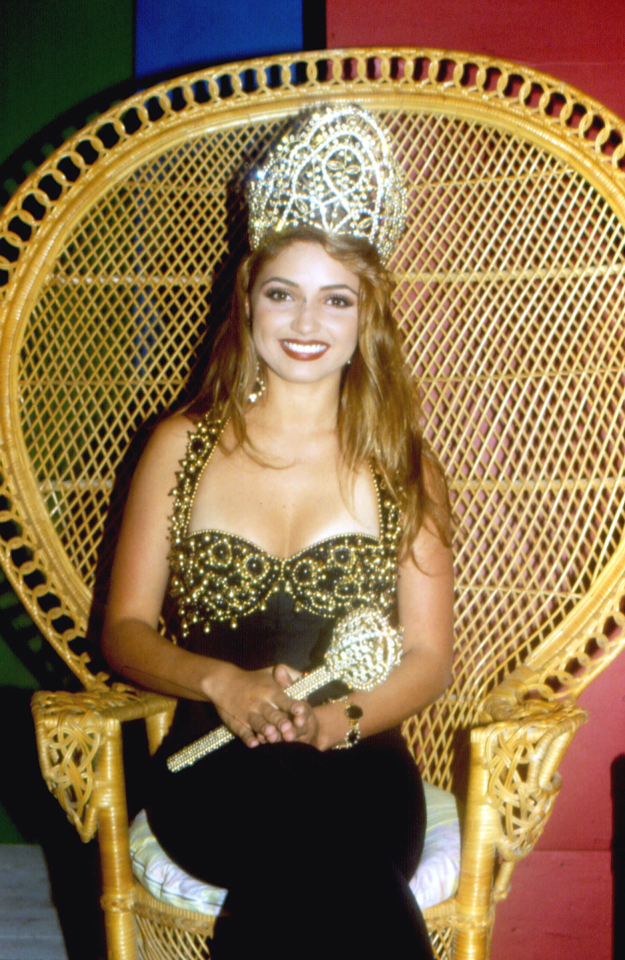 Angélica Rivera inició a corta edad su carrera artística. Concursó en El rostro de El Heraldo de México, certamen del que resultó ganadora en 1987.