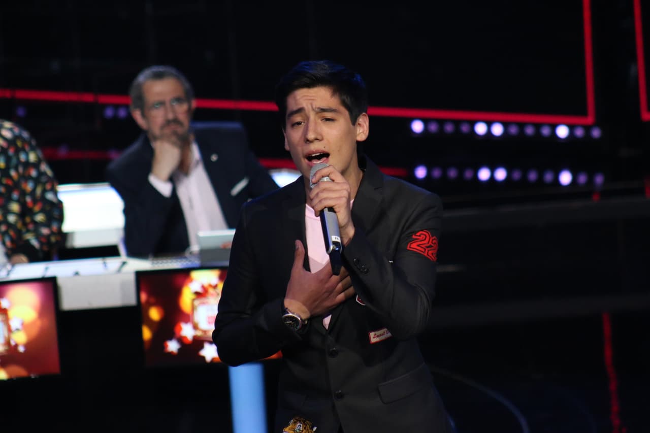 Pero Yuridia no fue la única sorpresa, ex integrantes de Pequeños Gigantes también aparecieron en el programa. Como Hiroshi, quien interpretó el tema "Tan Sólo Tú" al lado de Camila.