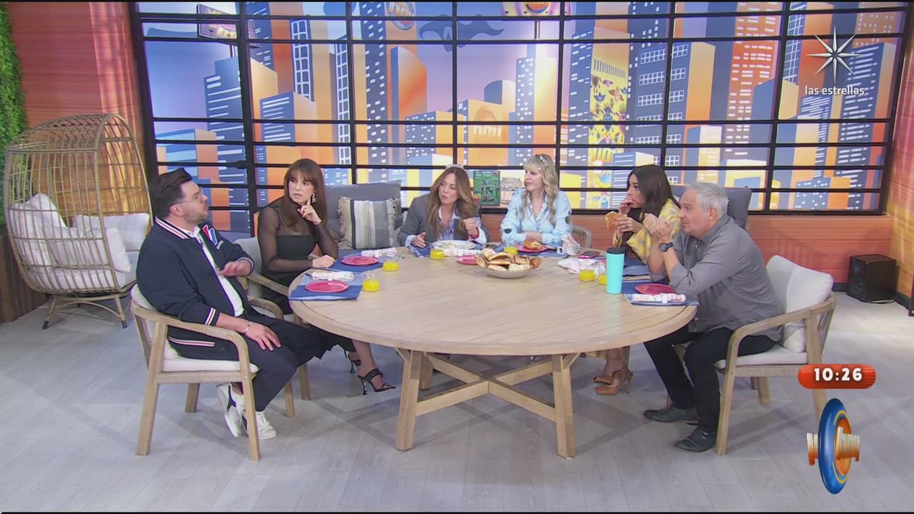 Conductor de Hoy interrumpe el programa y con voz entrecortada revela lesión que sufrió: Galilea Montijo reacciona en vivo