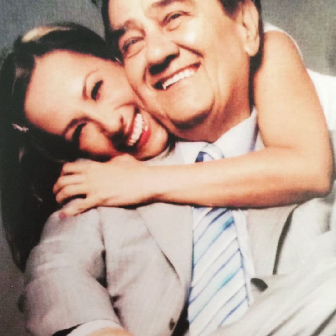 “¡Ahí estaba yo... disfrazada de señora a los 23 años casándome (Con @palyoficial en mi panza) con mi papá (encabronado) pero a mi lado! Sin entender por qué me casaba tan chiquita y justo ‘recién graduada de actriz’”, dijo en la red social.