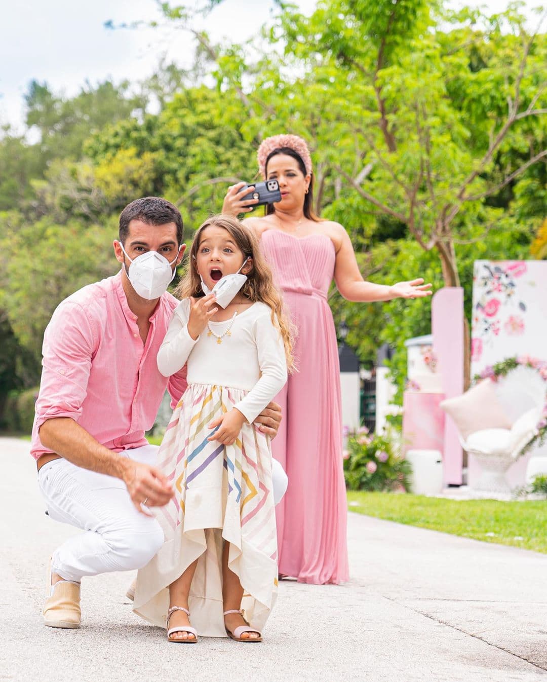 Además del recorrido en yate que hizo junto a su familia, como festejo de cumpleños adelantado, Adamari López fue sorprendida por su esposo, Toni Costa, y su hija, Alaïa con una espectacular fiesta, en la que por supuesto, las medidas de higiene y sana distancia fueron respetadas.