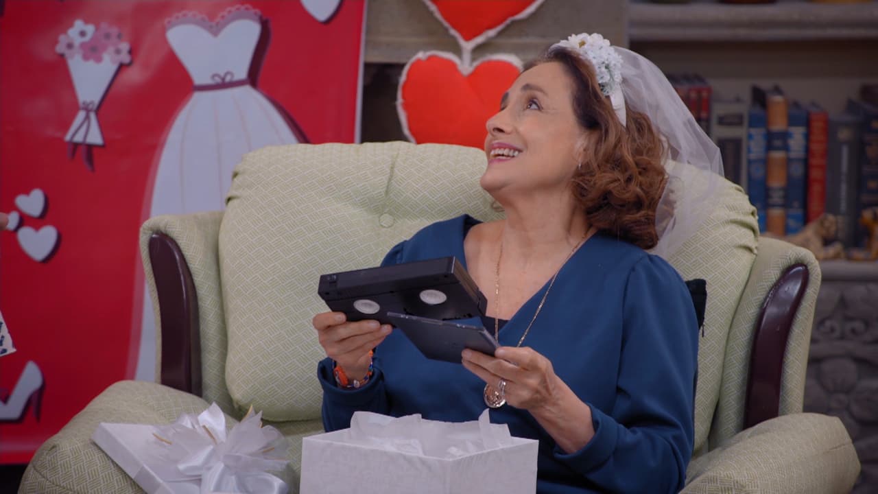 'Luz' recibió otro regalo de 'Cony': un disco con las mejores imágenes de los pollitos cuando eran chiquitos. ¡Qué ternura!
<br>
<br>¿Podrá la mamá gallina ser feliz? Descúbrelo de lunes a viernes a las 8:30 pm. con Las Estrellas.