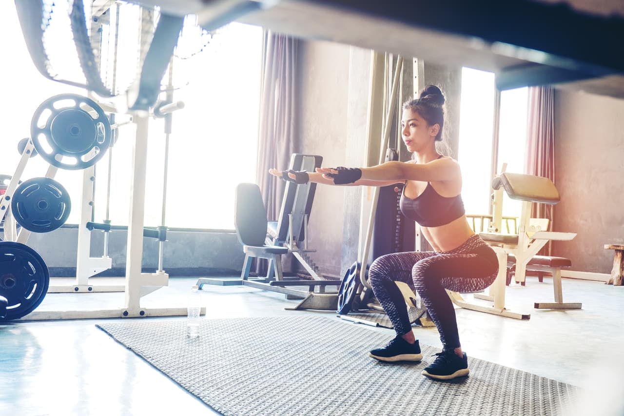 1. Sentadillas. Este ejercicio, además de tonificar tus muslos y glúteos, te permitirá eliminar la celulitis de tu cuerpo.