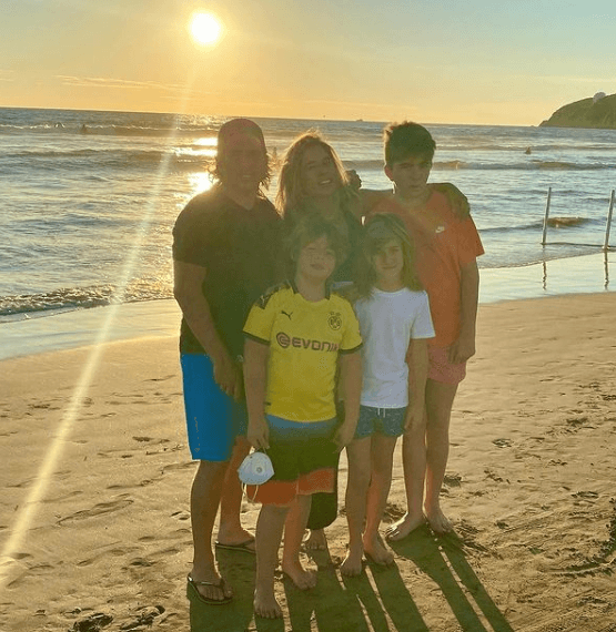 Galilea Montijo“Último atardecer ☀️ con mis amores ❤️”, donde aparece con su esposo Fernando Reina y su hijo Mateo con los hermanos del pequeño.
