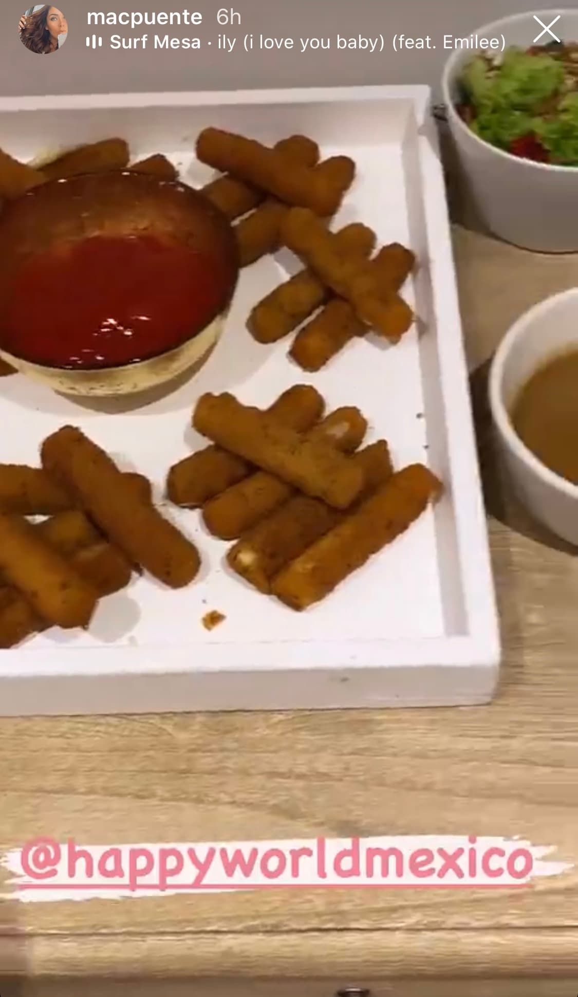 Dedos de queso mozzarella y algunos aderezeos para acompañarlos, como salsa de tomate y guacamole también pudieron verse en las imágenes que compartió la esposa del cantante Jorge D'Alessio.