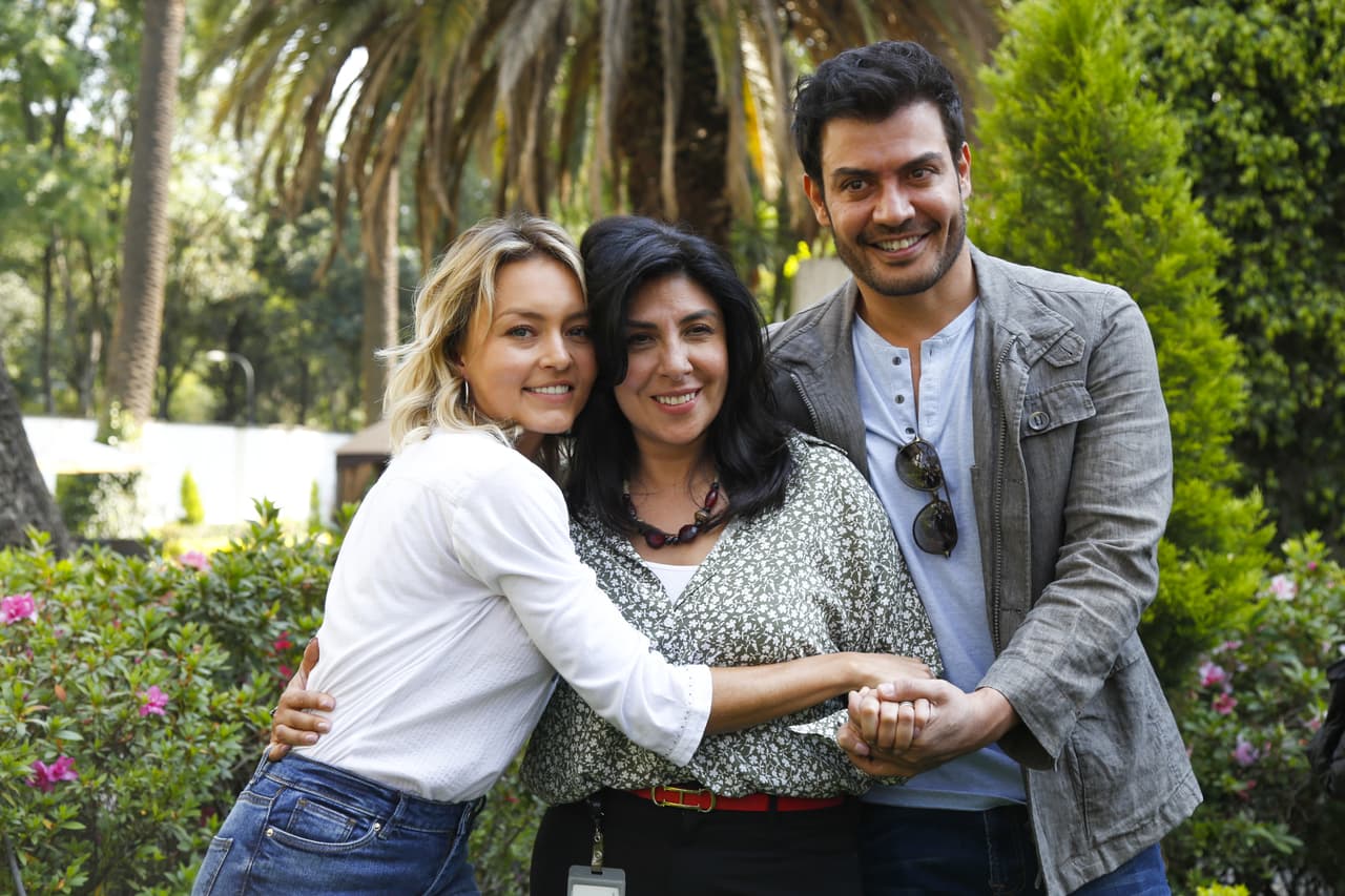Tanto Angelique como Andrés dijeron estar emocionados de trabajar bajo la producción de Giselle González. El protagonista, además, comentó que ha recibido entrenamiento especial para dar vida a un detective en la telenovela.