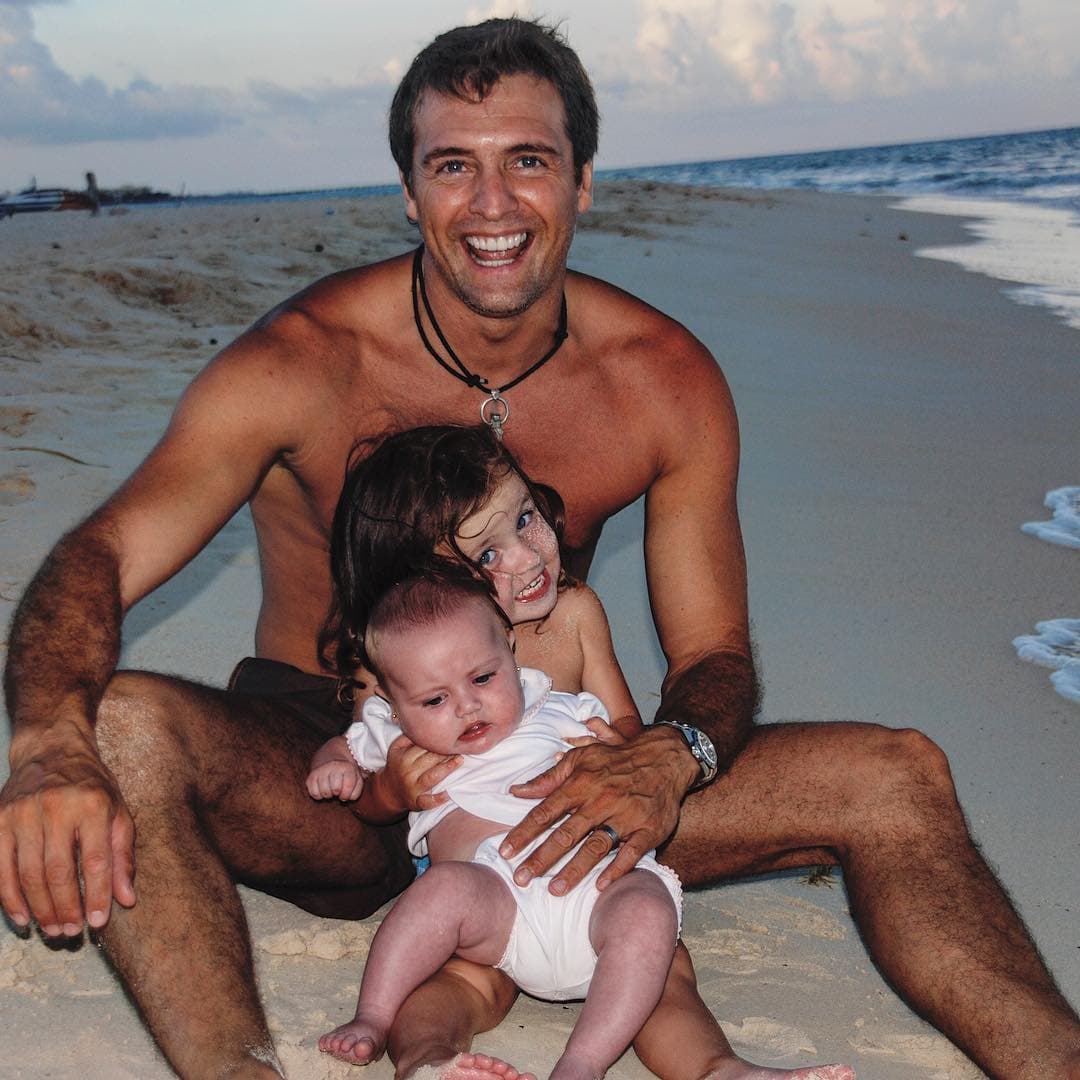 Justo un año después de haberse convertido en marido y mujer, la pareja le dio la bienvenida a su primera hija, Mía, mientras que Azul llegó a la vida de los famosos en 2007.