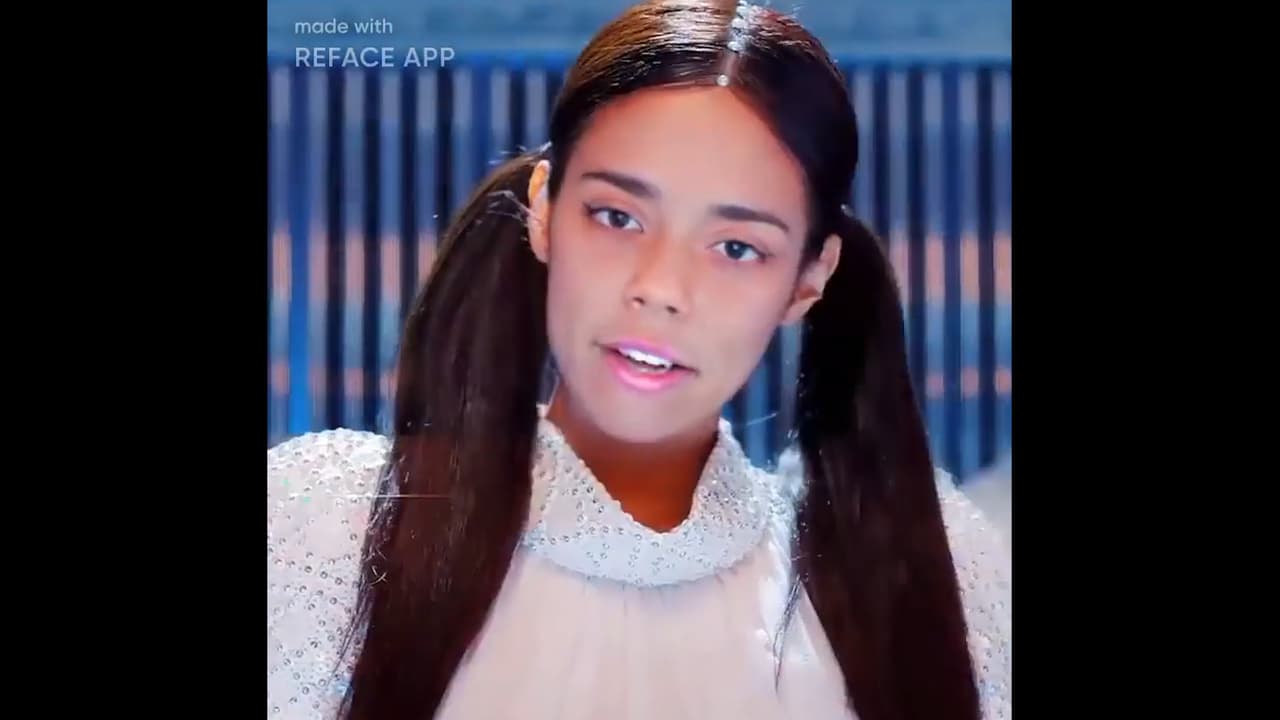 Mediante un video en su cuenta oficial de Instagram, la actriz cambió drásticamente su imagen gracias a un filtro, en el que además de volverse lacia, se dejó ver con un tierno peinado de colegiala.