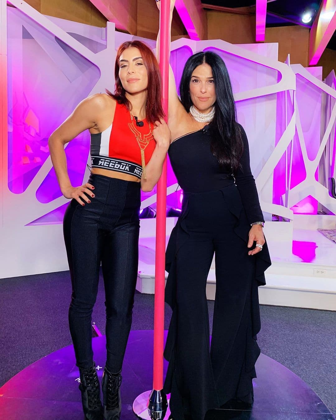 María León le da clases de baile en el tubo a Martha Debayle: 'podrías ser una gran bolera'