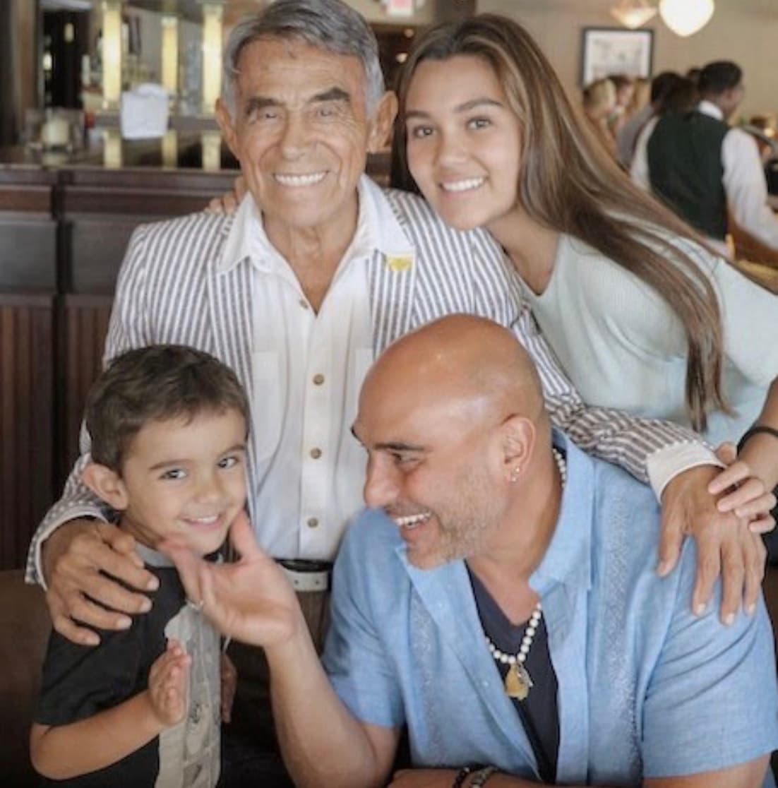 Suárez Gomís es padre de dos niños, los cuales nacieron de dos relaciones sentimentales diferentes; Ximena y Pablo, pero que han formado una sola familia junto a su orgulloso papá.