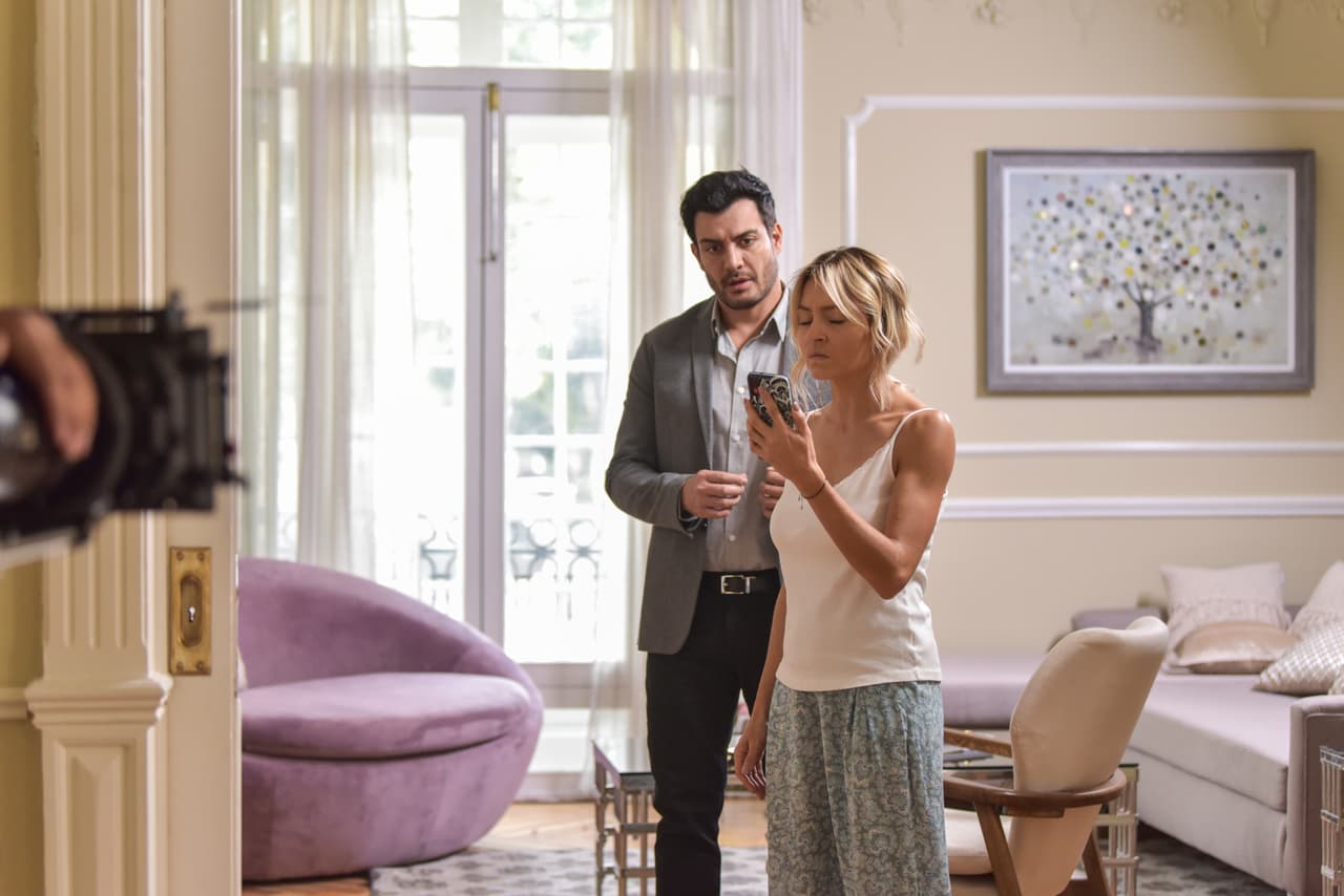 Desde el pasado 2 de marzo, Giselle González arrancó las grabaciones de "Imperio de Mentiras", telenovela estelarizada por Andrés Palacios y Angelique Boyer. Aquí te presentamos en exclusiva algunas imágenes de lo que ha pasado detrás de cámaras de esta producción.