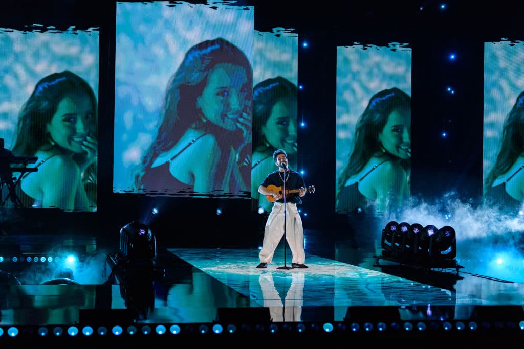 Camilo fue uno de los interpretes con más presentaciones, pero destacó en la que apareció su esposa Evaluna a quien le expresó su amor en todo momento.