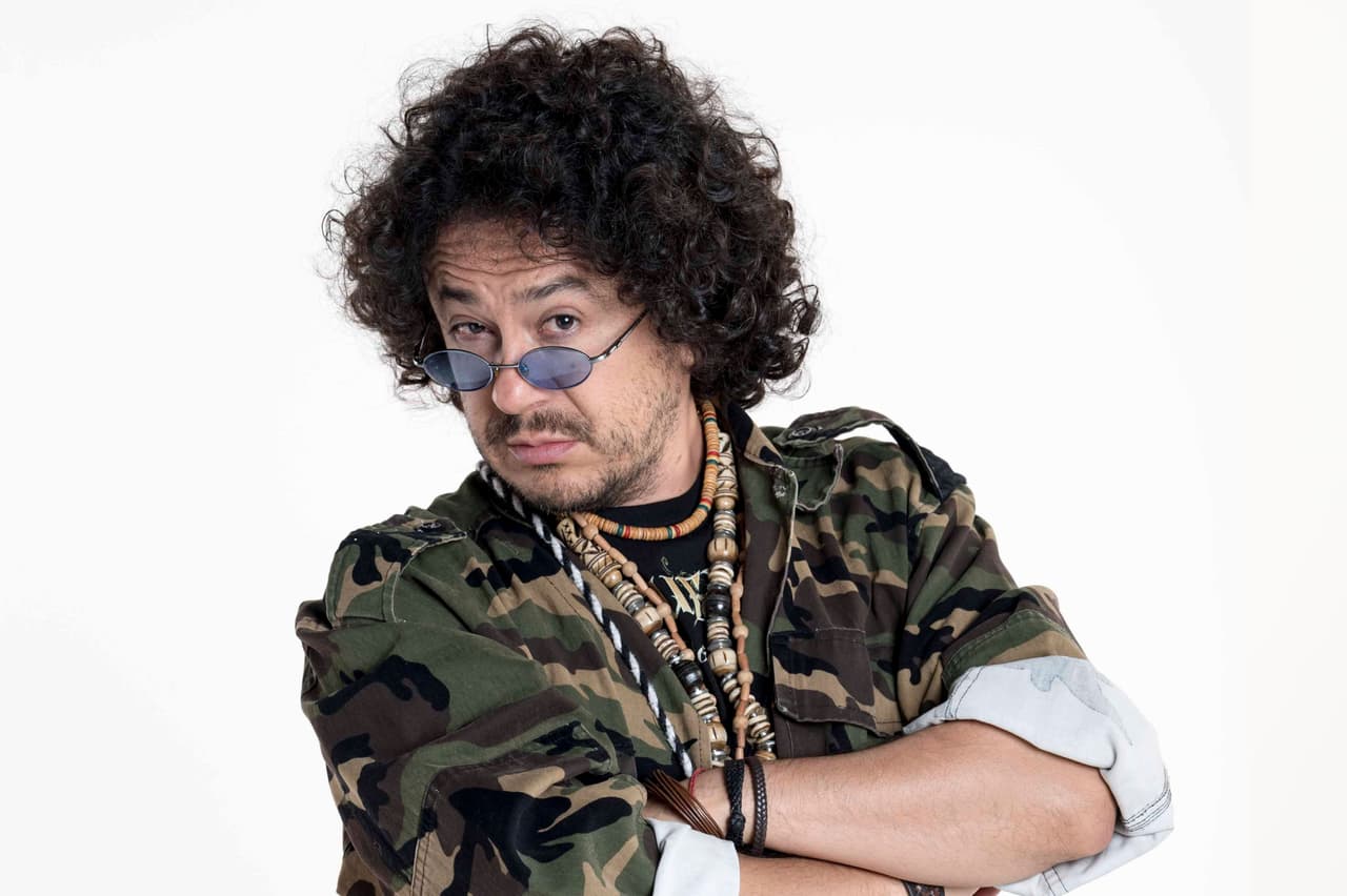 Moisés Iván Mora es Aldolfo, el marido flojo de la Nena. Su talento es hacer huelgas y vivir de arrimado.