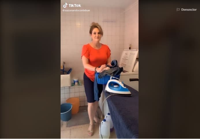 El cuarto de lavado también está forrado con azulejos; además de lavadora y secadora, la actriz cuenta con un burro para planchar.