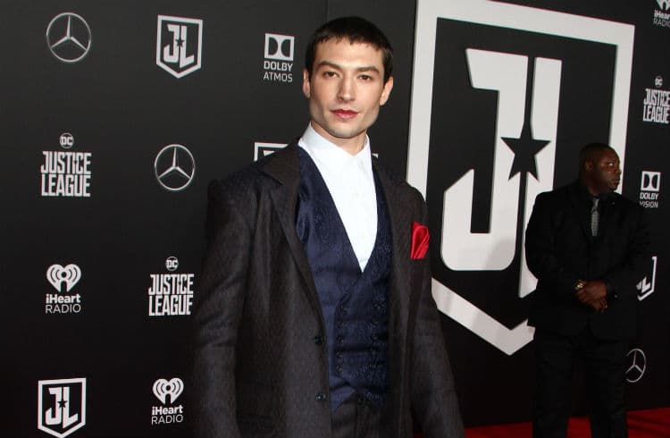 Ezra Miller, un chico 'queer' rompiéndola como 'The Flash'