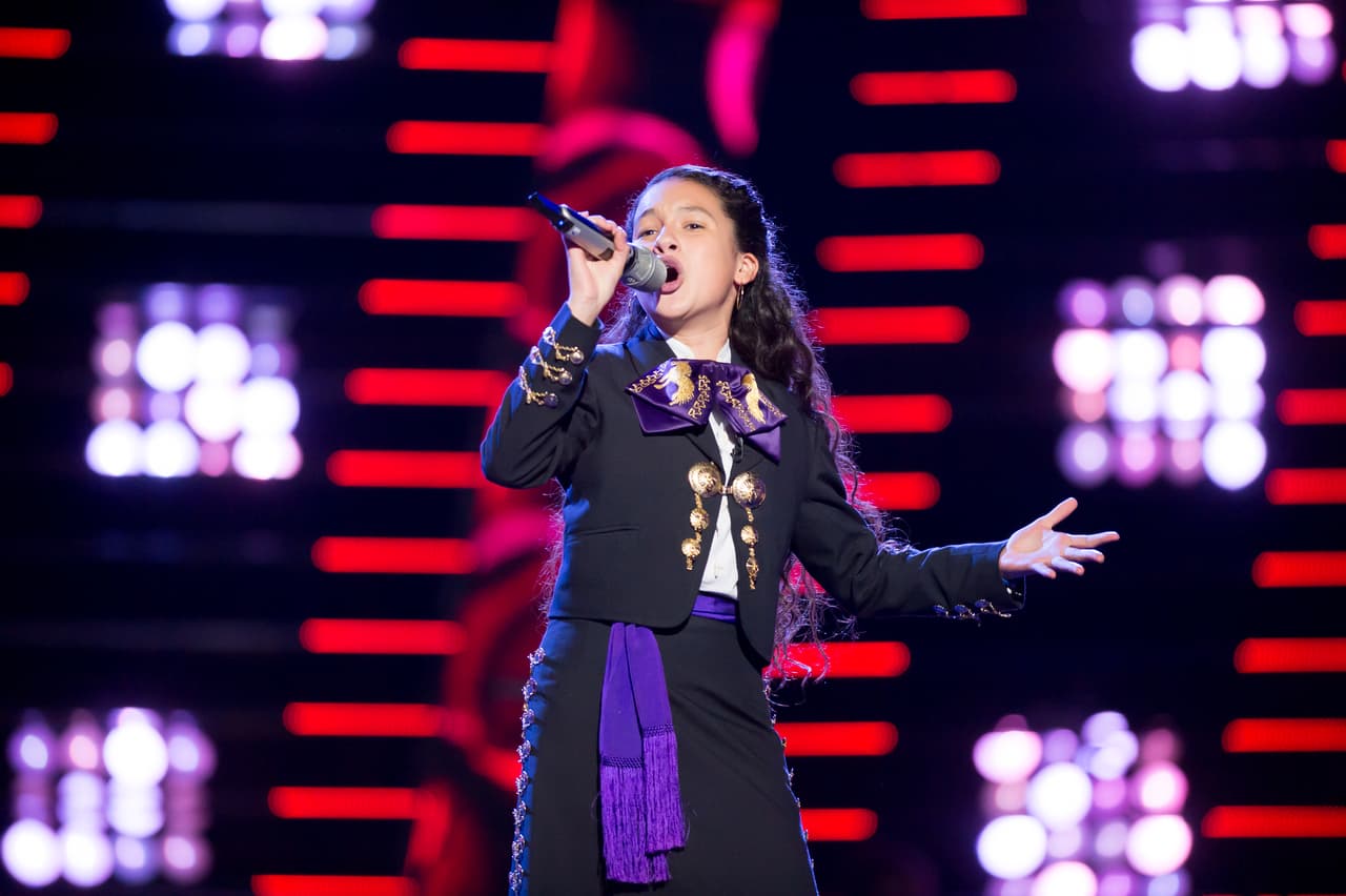 Al ver a Evelyn Yuriadia Colín en el escenario, Lucero se acordó de su infancia y se emocionó hasta las lágrimas. Lucero ganó una potente voz que tiene presente el orgullo mexicano.