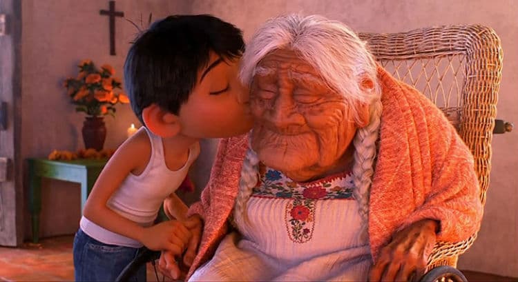 Niño le canta 'Recuérdame' de la película 'Coco' a hermanita muerta