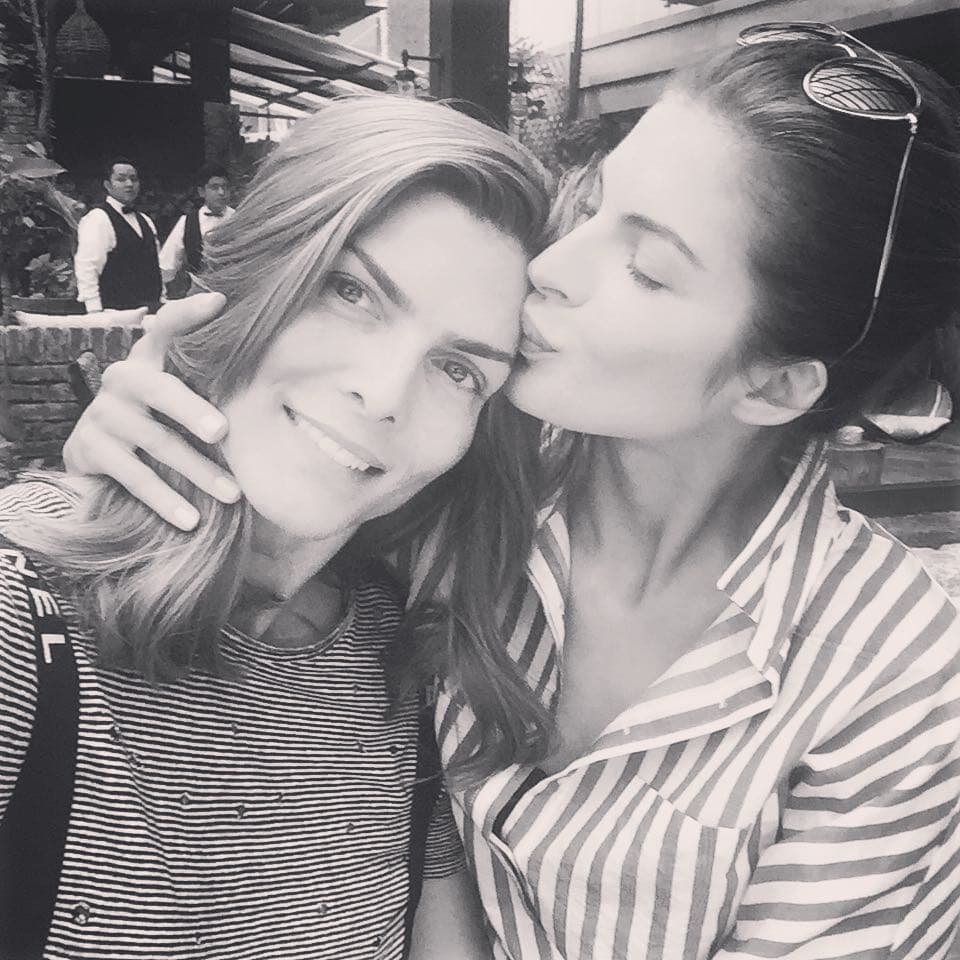 Al cuestionarla sobre la cosa más loca que ha hecho en su vida, Yaya no tardó en responder que ser la novia de Montserrat. “Salir contigo, porque eres muy loca, en muchos sentidos. Me hiciste hacer cosas que nunca me hubiera imaginado”, explicó la fotógrafa, quien no se arrepiente de ningún momento de su relación, por ello recordó la vez que saltaron en paracaídas.