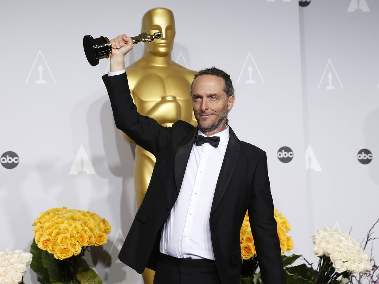 Emmanuel Lubezki, quien ha sido nominado en ocho ocasiones por los Premios Oscar, es el primer mexicano en ganar ‘Mejor Fotografía' por tres años consecutivos por ‘Gravity’, ‘Birdman’ y ‘El Renacido’ en 2014, 2015 y 2016, además ha trabajado a lo largo de su carrera con Tim Burton, Michael Mann y Terrence Malick.