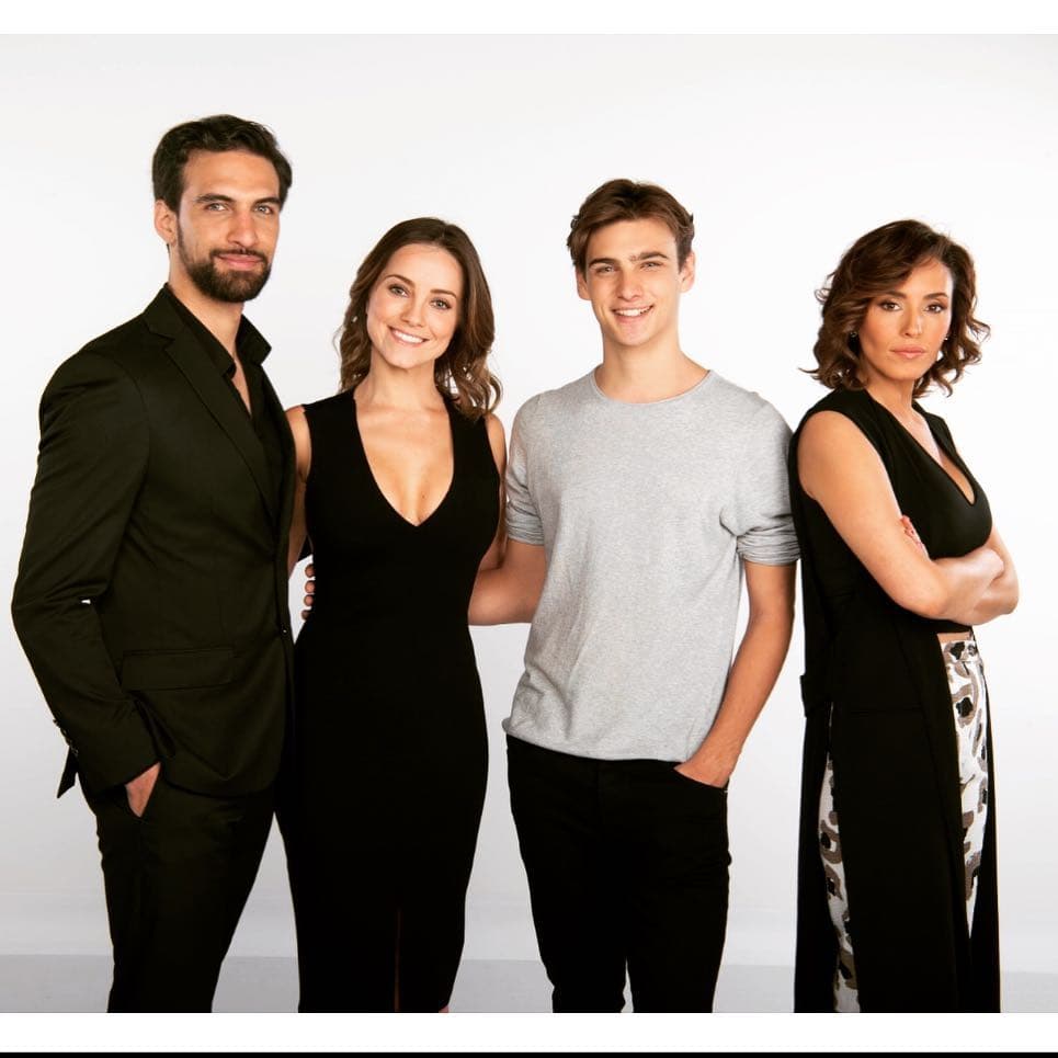¡La familia de Claudio! Javier (Gabriel Navarro), Rosario (Pía Sanz), Claudio (Santiago Achaga) e Isaura (Mar Contreras).