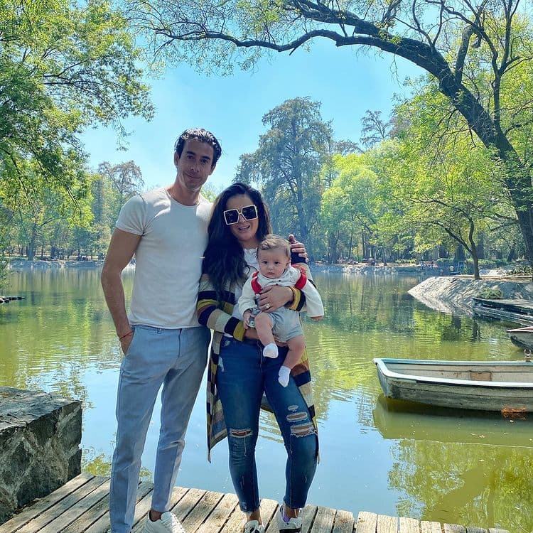 El pequeño, que nació el 15 de octubre de 2020, es hijo del matrimonio que Mariana Echeverría decidió formar con el portero del Club América, Óscar Jiménez, con quien se casó en 2019.