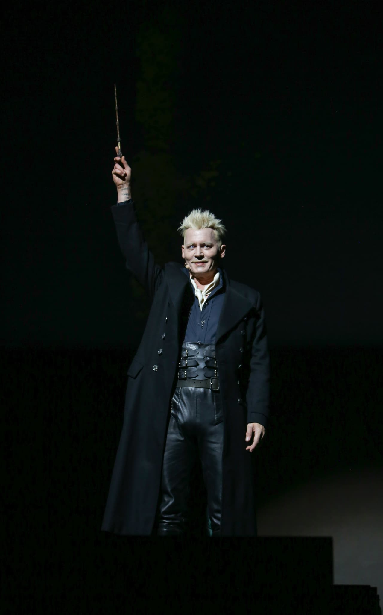 El intérprete apareció caracterizado como ‘Grindelwald’, el villano de la secuela de ‘Animales Fantásticos’ (FOTO: The Grosby Group)