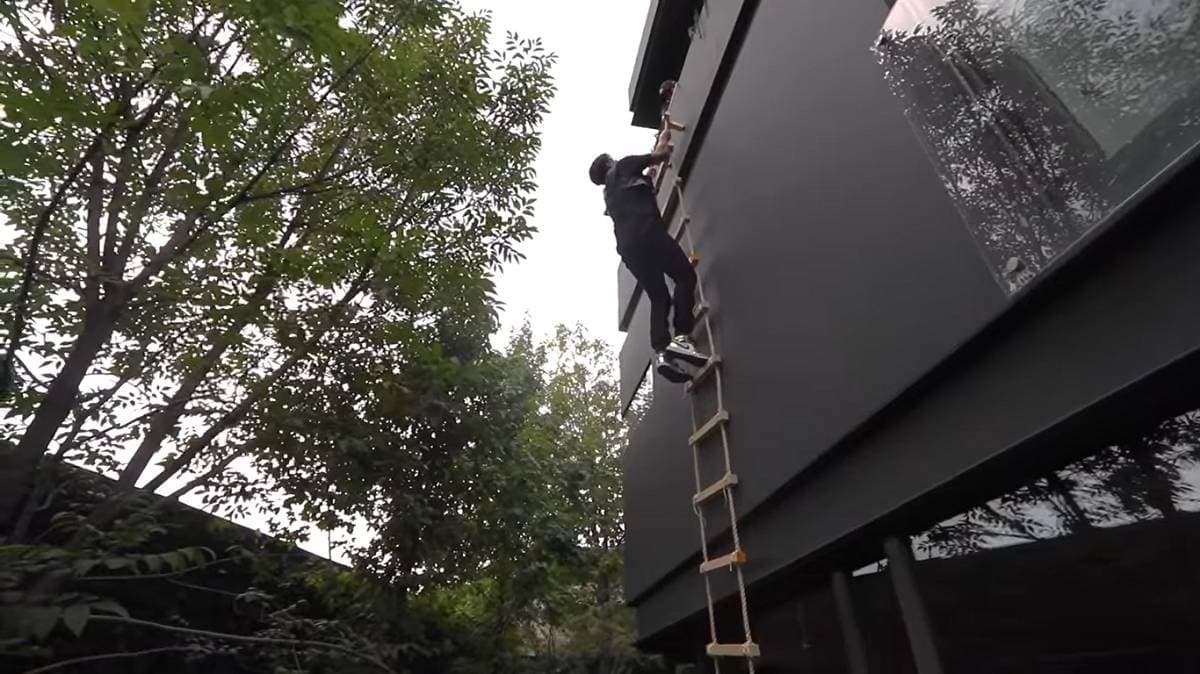 Una de las atracciones principales de la recámara principal es que una de las ventanas al abrirse despliega una escalera colgante, que da al jardín de la casa.