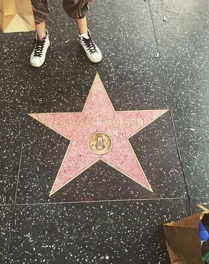 La estrella de Michael Jackson en Hollywood quedó reluciente luego de que su hija la limpiara