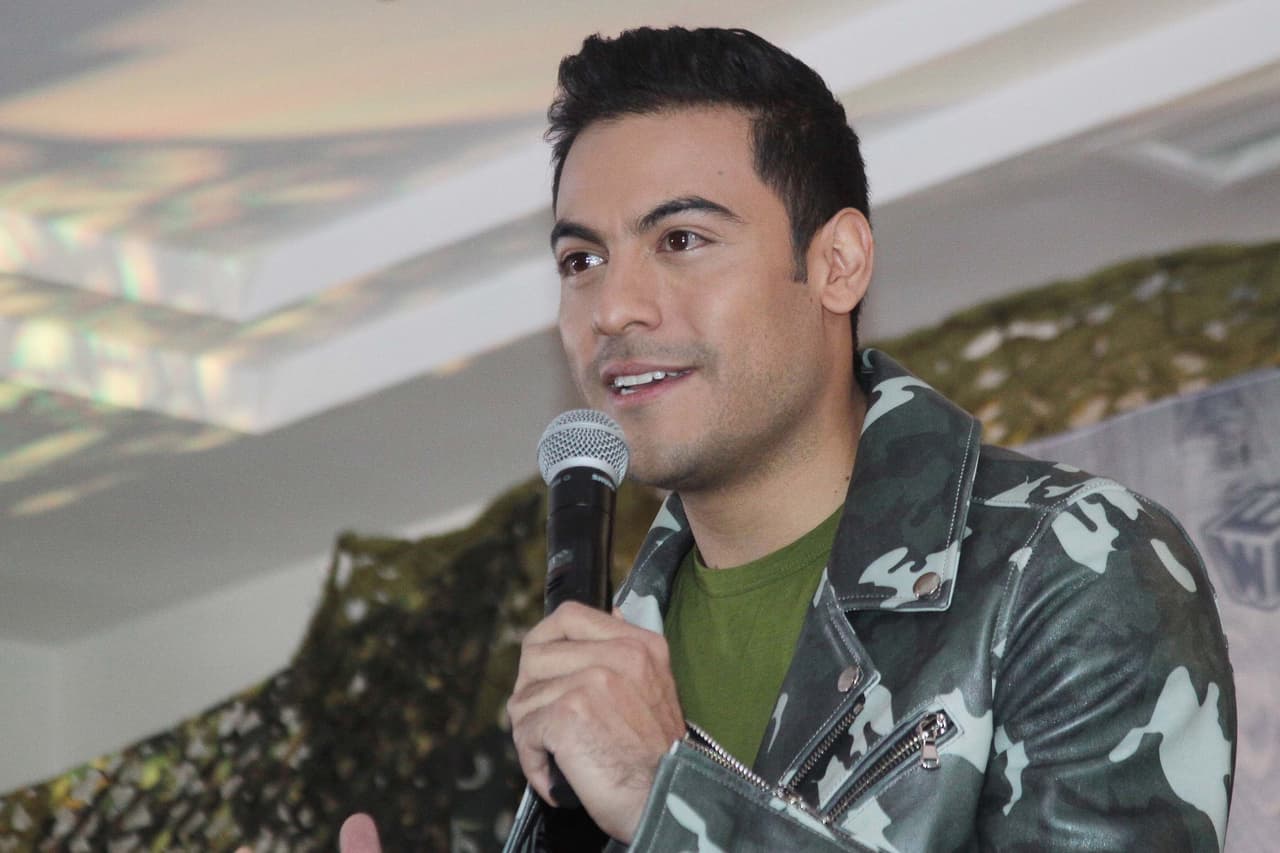 Carlos Rivera es compositor de todas las canciones del disco, y en otras hizo mancuerna con otros artistas como Gian Marco y Tommy Torres.