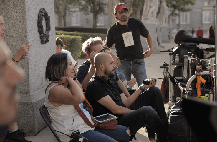 El equipo de producción revisa en todo momento las escenas.