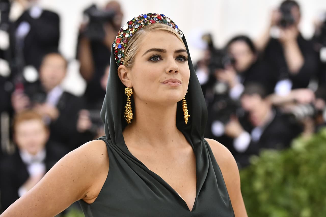 La actriz de 25 años, Kate Upton arrivó en un elegante color esmeralda del diseñador Zac Posen.