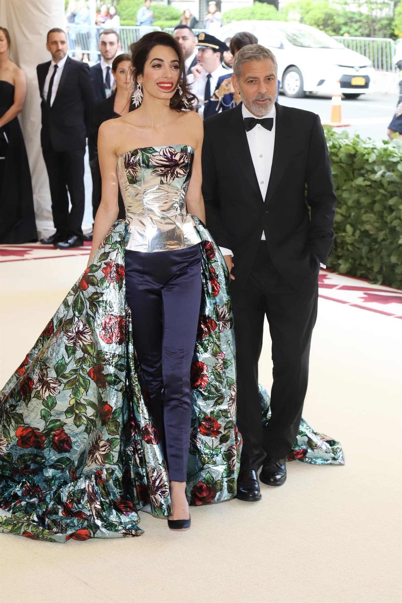 Amal Clooney, una de las anfitrionas de la noche, llamó la atención con un 'vestido' de Richard Quinn.