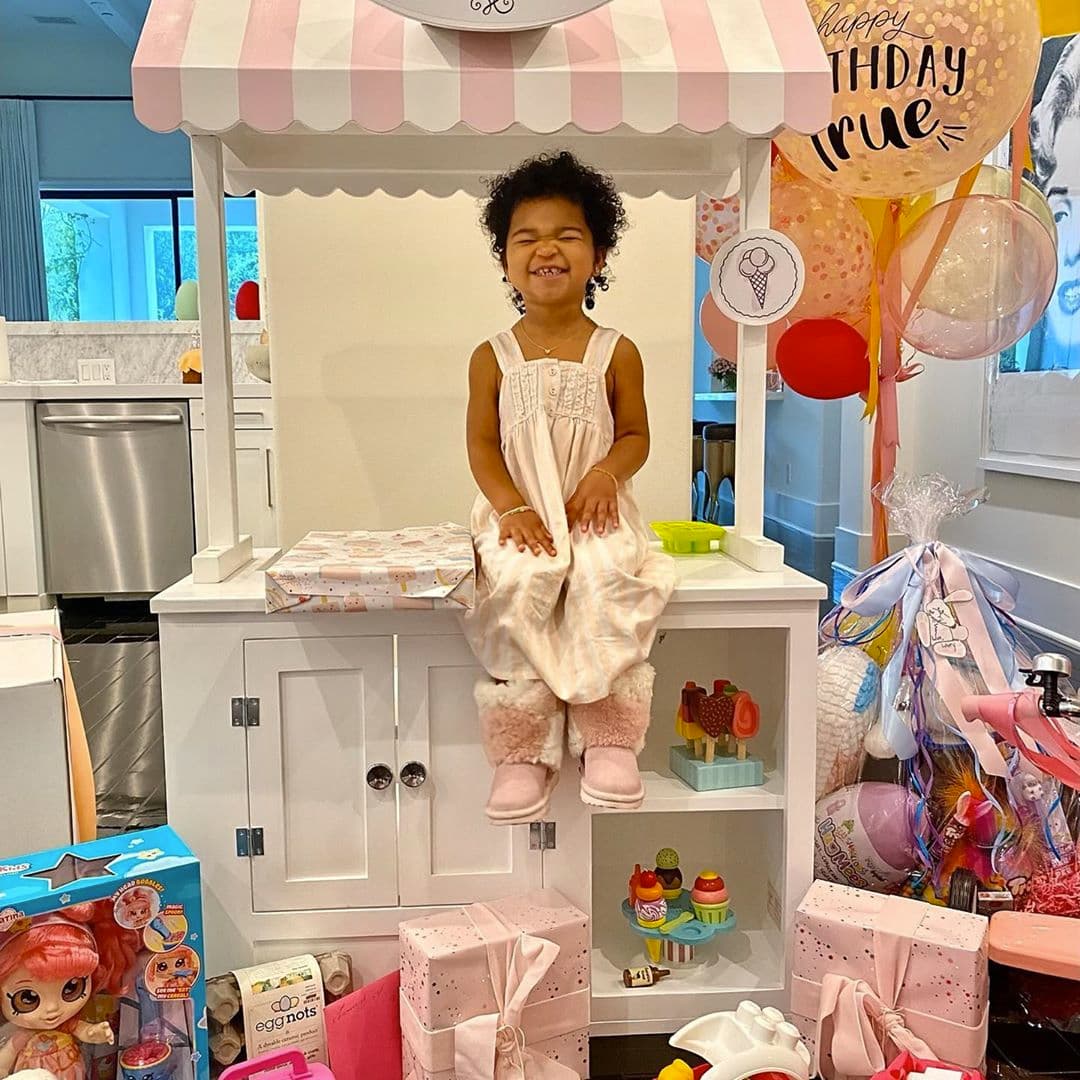 “Feliz cumpleaños a mi hermosa bebé True. No tienes idea de lo mucho que te ama tu papá. No puedo creer lo rápido que pasa el tiempo. Siempre serás la niña de papá. Te amo mucho Tutu, feliz cumpleaños. #GemelaDePapá”, escribió el jugador de baloncesto de los Cleveland Cavaliers de la NBA, mostrando algunos de los regalos que recibió la niña.