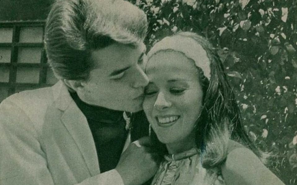 Una de las primeras polémicas que el cantante enfrentó fueron las agresiones que realizó en contra de Silvia Pinal durante el tiempo que estuvieron casados.