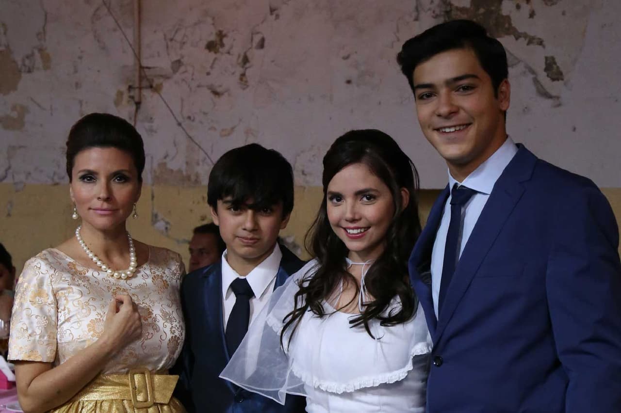 La familia D’Alessio muy elegante en la fiesta de XV años de Lupita.