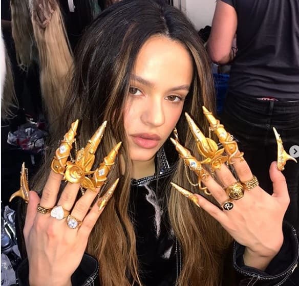 La española Rosalía en su más reciente producción ha acentuado la extravagancia de sus uñas haciendo su estilo un modelo para las chicas de su generación.