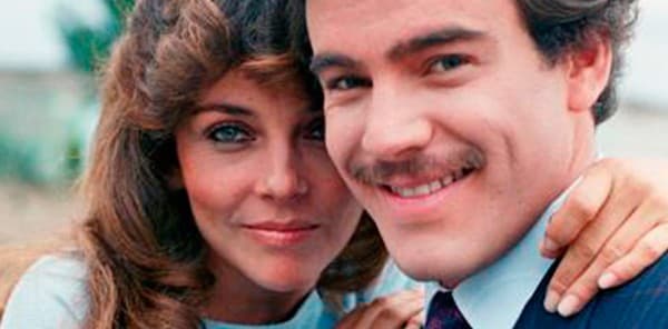 Al igual que 'Como tú no hay 2' y 'De que te quiero, te quiero', la telenovela estelarizada por Verónica Castro, 'Rosa Salvaje', tiene a dos protagonistas masculinos interpretados por la misma persona; Guillermo Capetillo.