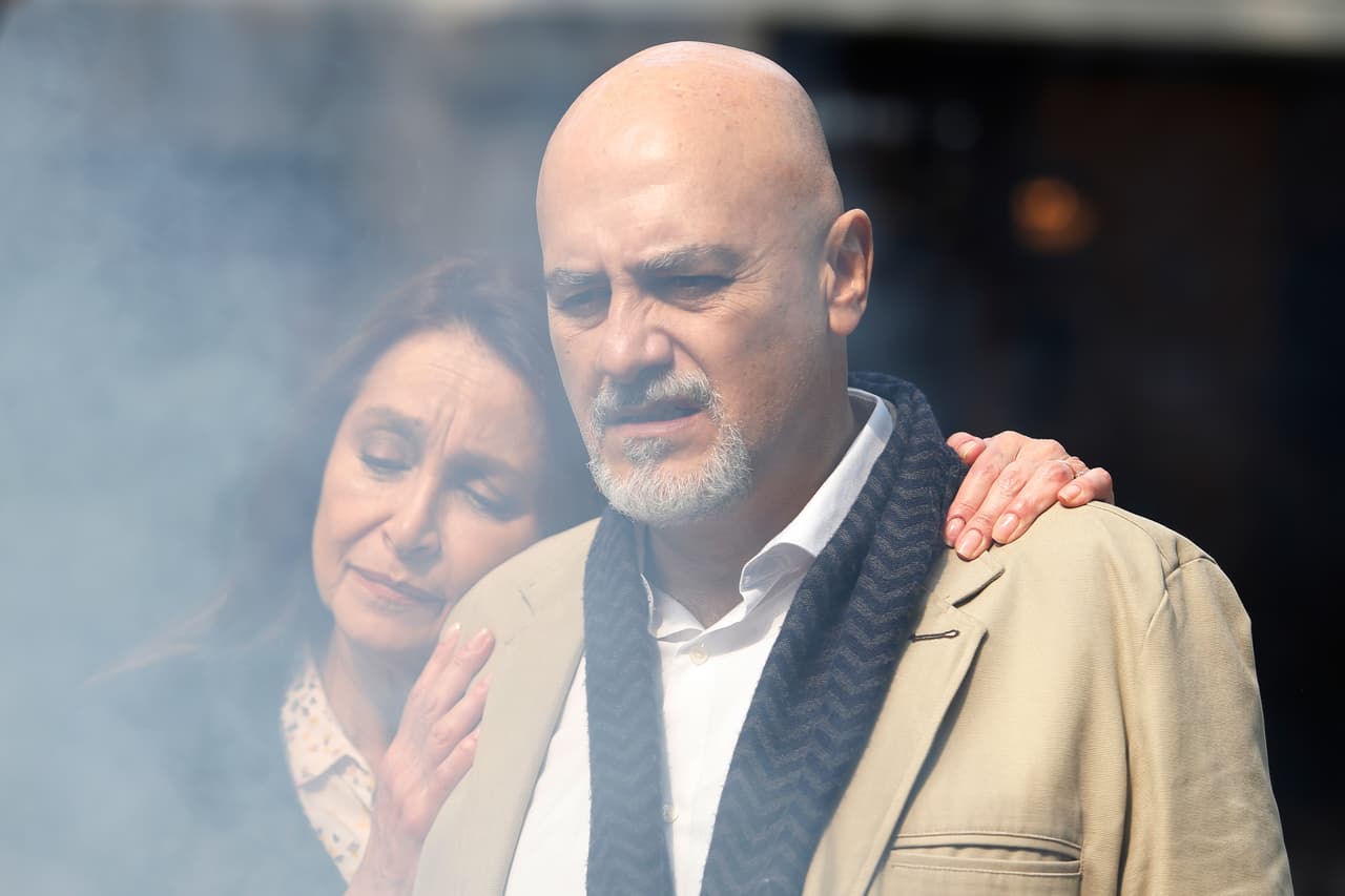 Luego consuela a su prometido, quien está 'devastado' por haber perdido lo único que tenía.