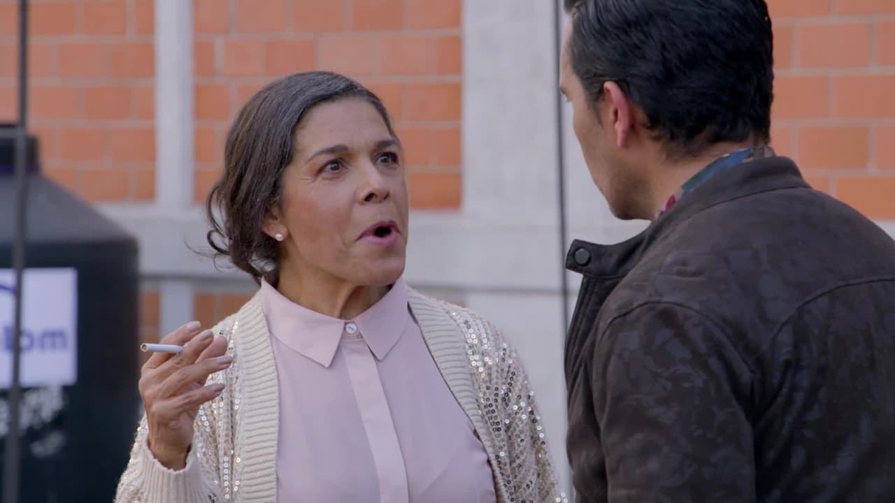 El hijo de la dueña de la vecindad apoya a los vecinos para impedir el desalojo