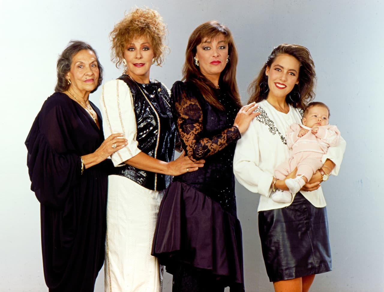 En 1950 tuvo a su primera hija, Silvia Pasquel, en 1963 a Viridiana, quien murió en 1982; en 1968 a Alejandra Guzmán y a Luis Enrique Guzmán, en 1969.