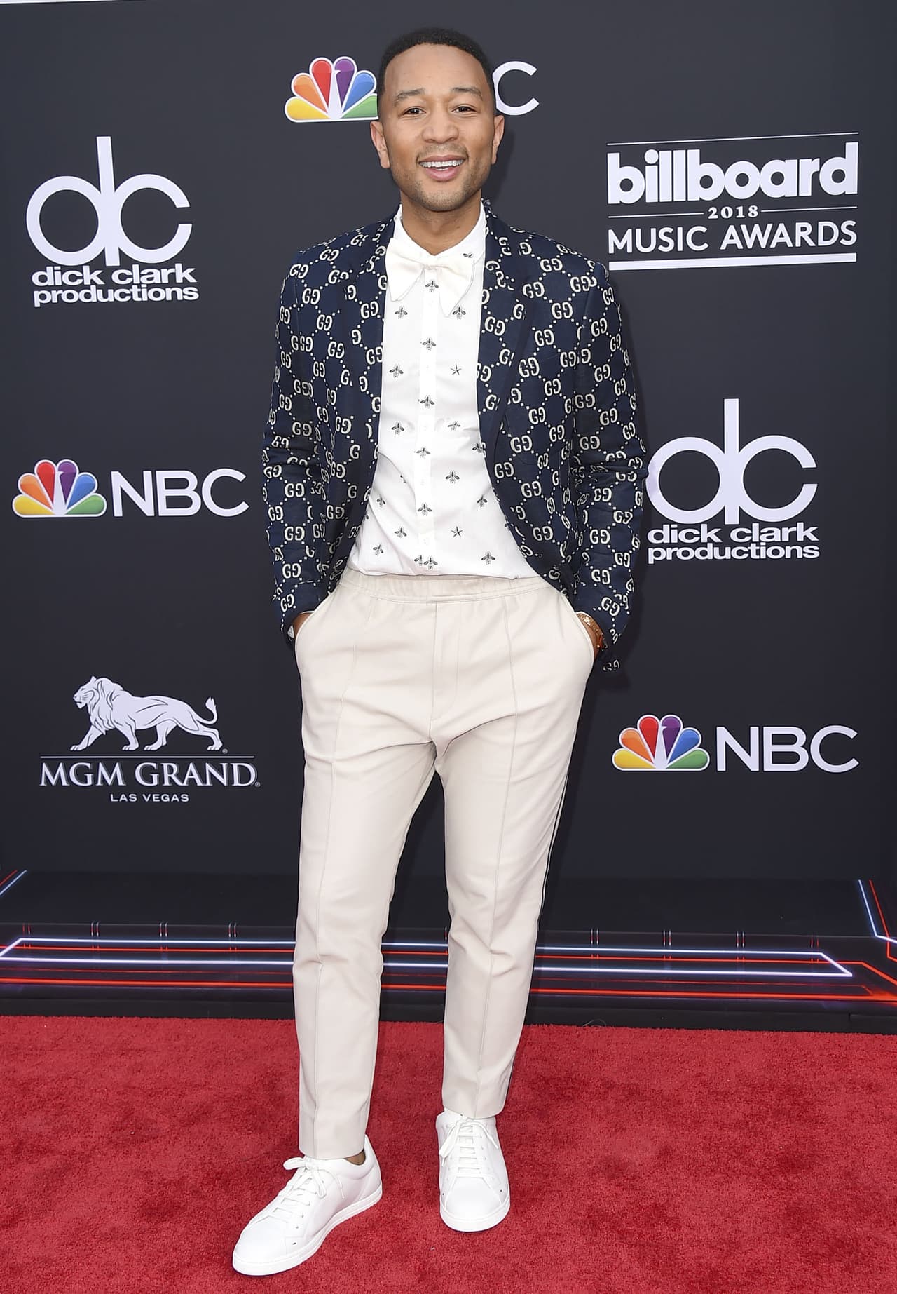 John Legend desfiló sin su esposa en esta entrega de premios.